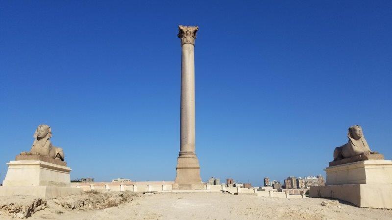 エジプト・アレクサンドリアのポンペイの柱とスフィンクス