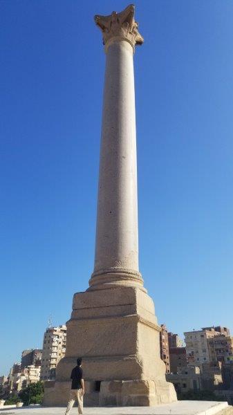 エジプト・アレクサンドリアのポンペイの柱。超巨大。