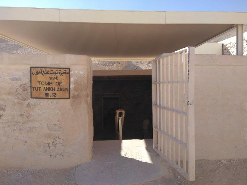エジプト、ルクソールにある王家の谷。ツタンカーメンの墓の入り口。