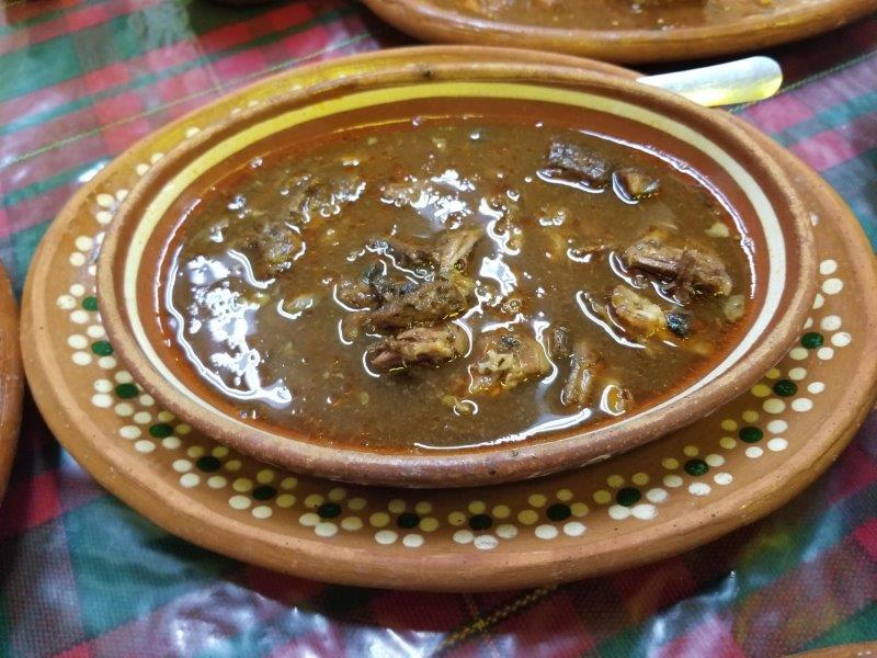 メキシコ・グアダラハラ、歴史地区にある人気のメキシコ料理レストラン"Birrieria Las 9 Esquinas"。前菜のスープ。
