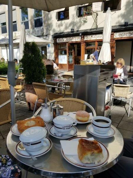 ミュンヘンのカフェ、フリッシュフート（Cafe Frischhut）。シュマルツヌーデル（Schmalznudel）という揚げパンが名物。