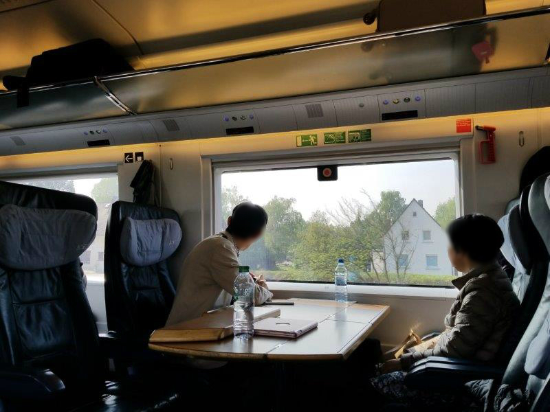 ドイツの鉄道（DB=ドイチェ・バーン） の特急列車ICE。テーブル付きの座席。