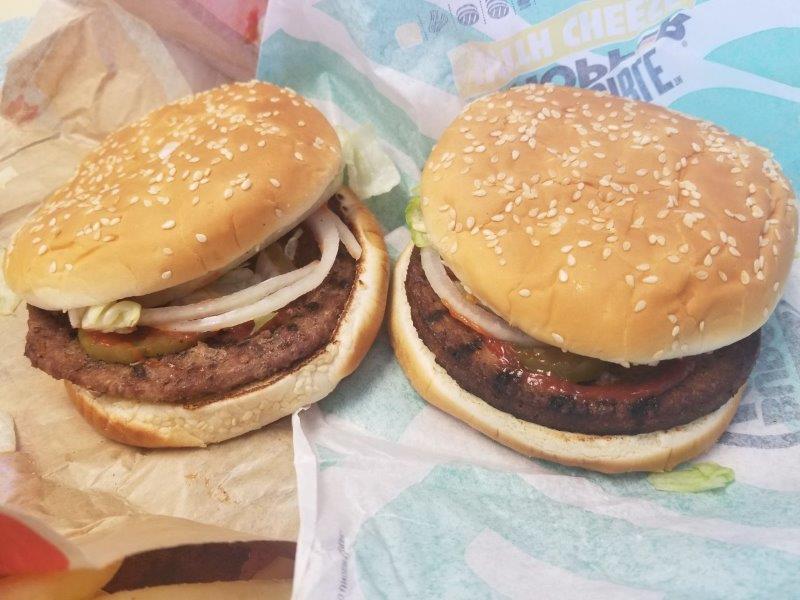 Burger King で Whopperと、impossible whopper の食べ比べ。