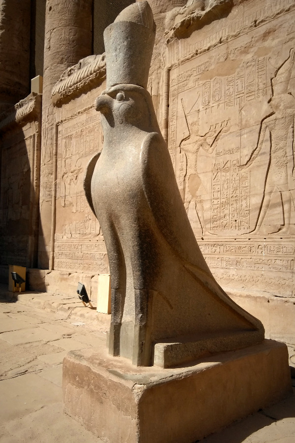 エジプト・エドフ遺跡。ホルス神殿のホルス像。