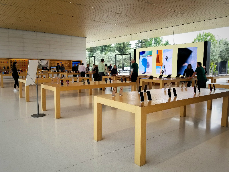 シリコンバレーのクパチーノにあるアップル本社。モダンなビジターセンター（アップルパーク）。1階のアップルストア。
