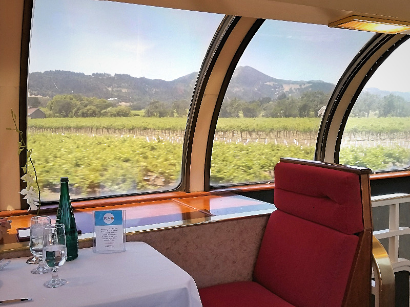 カリフォルニア州・ナパのワイン列車。車窓からの眺め。（ナパバレー・ワイン・トレイン）