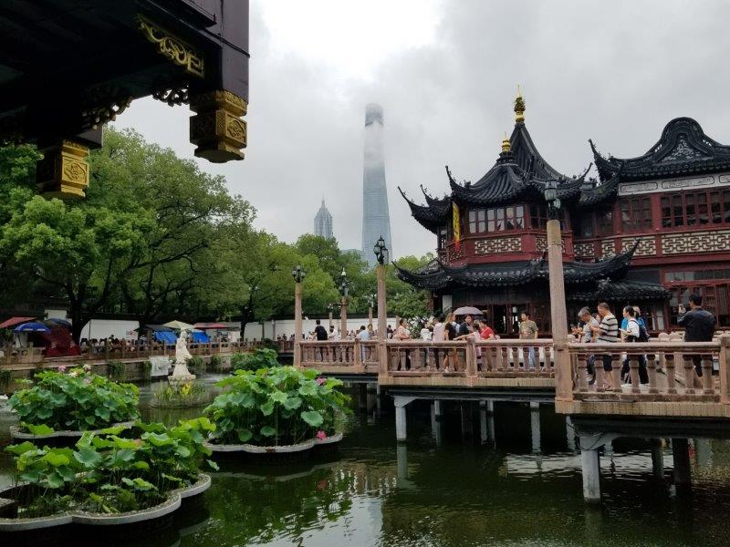 上海の観光スポット「豫園商城」から見える上海タワー。