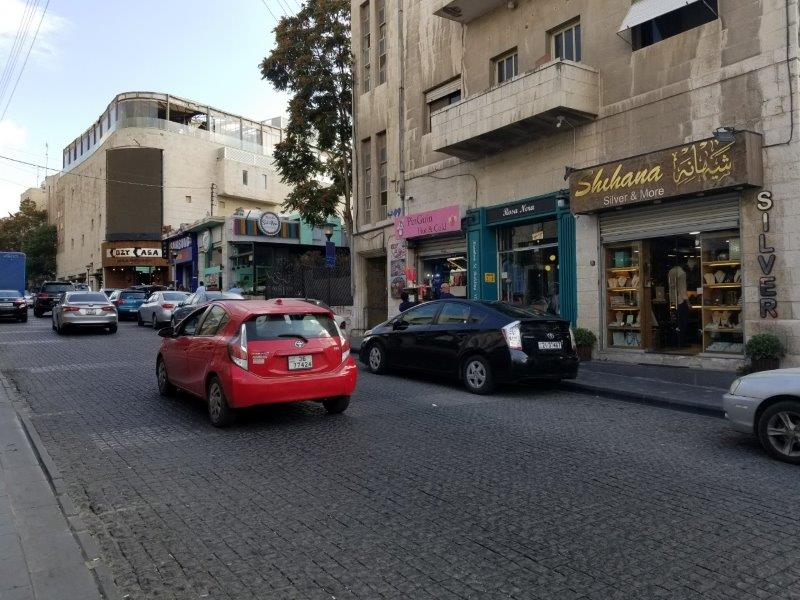 ヨルダンの首都アンマンのレインボー通り
