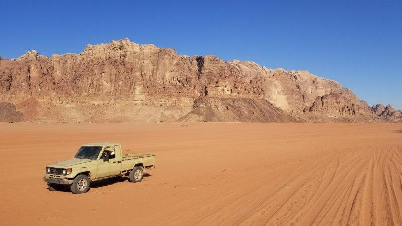ヨルダン旅行。4WD でワディ・ラムの砂漠ツアー。