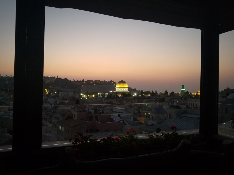 イスラエル旅行・エルサレムの夜明け。旧市街の「ハシミ・ホテル（Hashimi Hotel）より」。