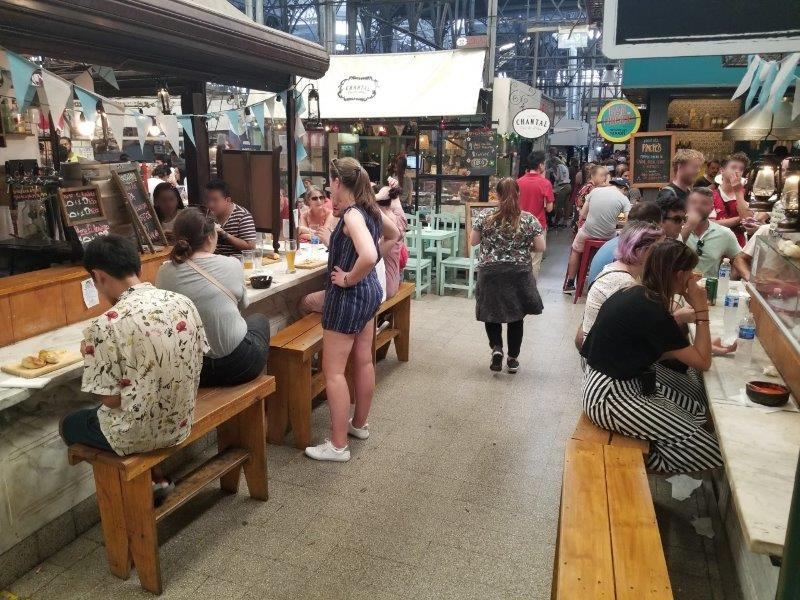 ブエノスアイレスの市場「メルカド・サン・テルモ」のフードコート