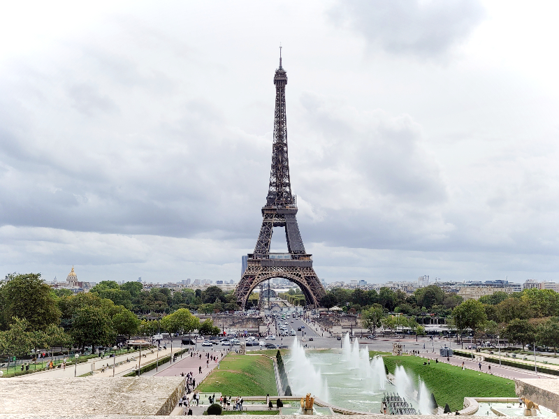 パリ観光・トロカデロ庭園から見たエッフェル塔