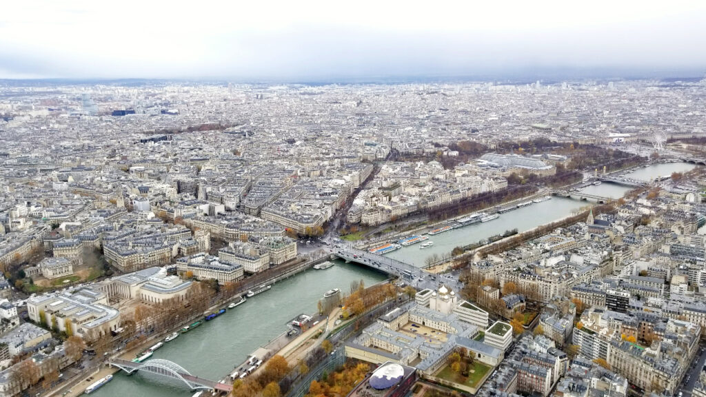 フランス・エッフェル塔から眺めるパリ市街