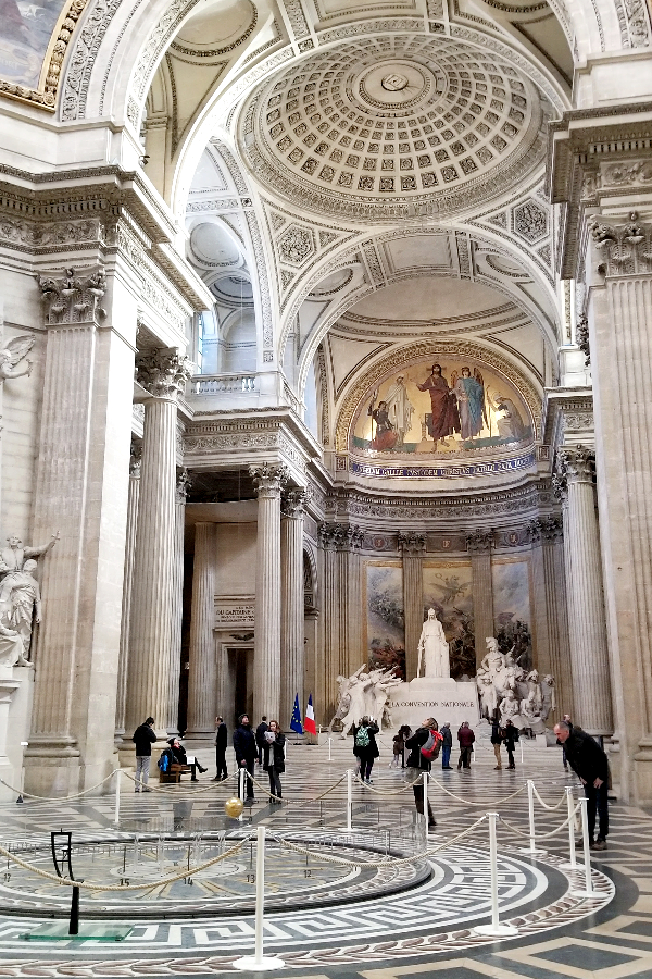 パリ観光・新古典主義建築のパンテオンの内部。