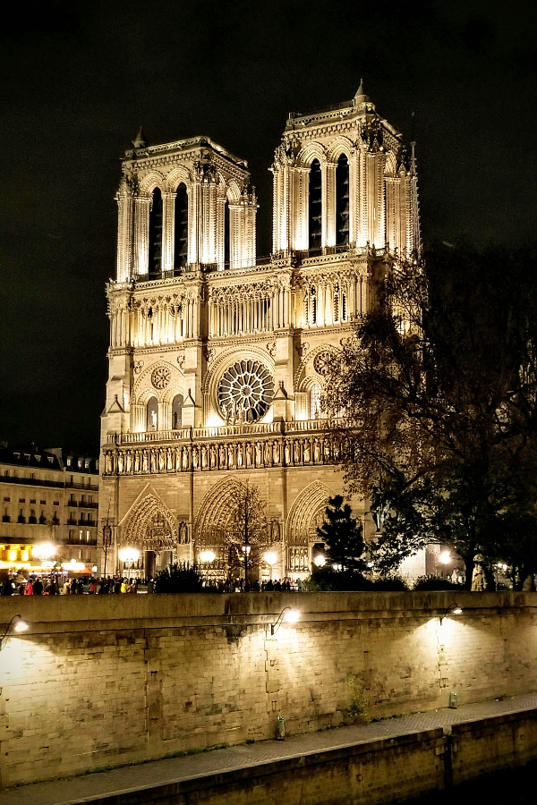 パリ観光・ノートルダム大聖堂