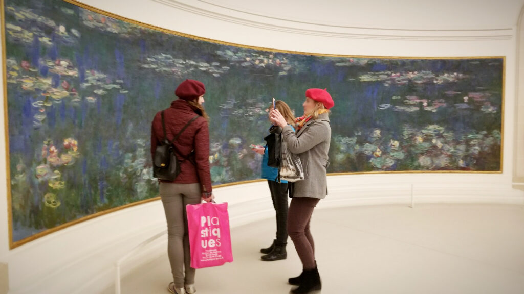 パリ・オランジュリー美術館・モネの「睡蓮」