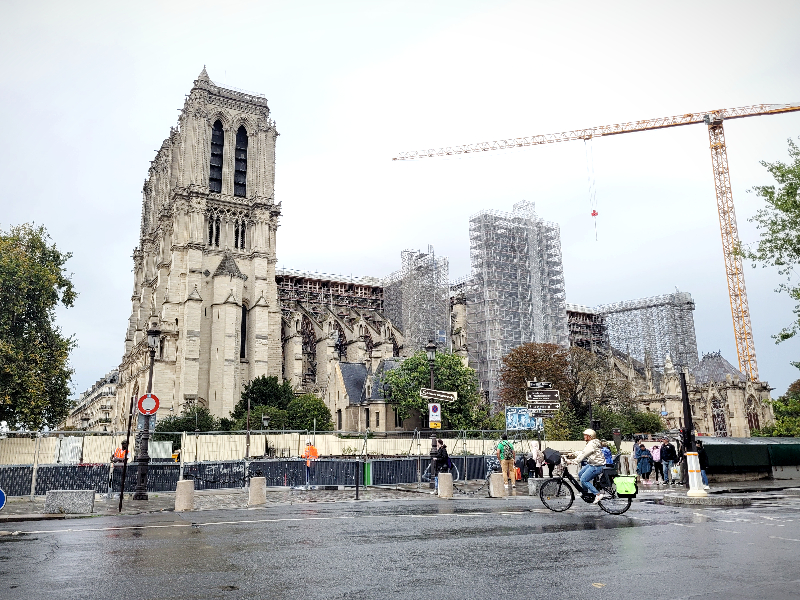 パリ観光・火災後改装中のノートルダム大聖堂