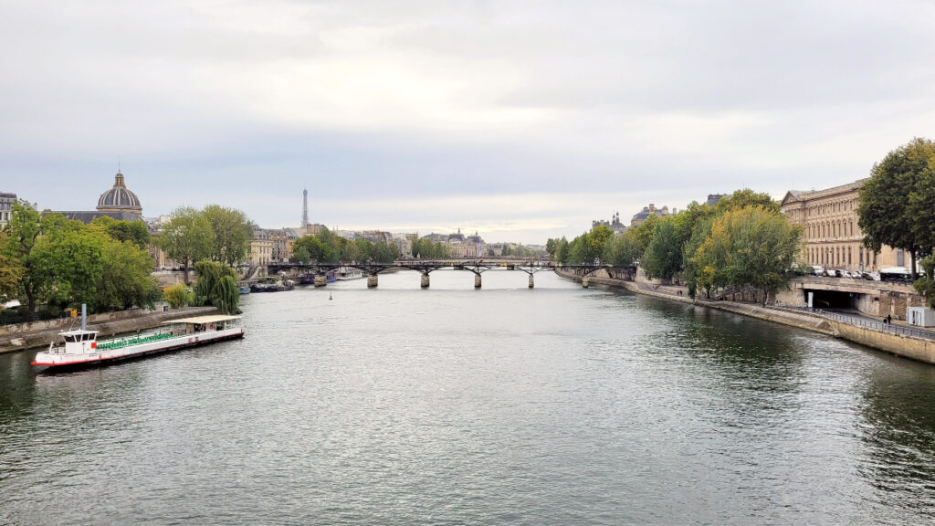 パリ観光・セーヌ川とエッフェル塔の眺め